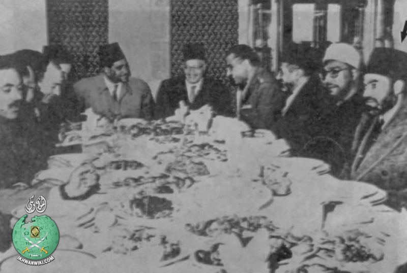 Udeh (1907-1954, en sağda), Nasır ile bir sofrada